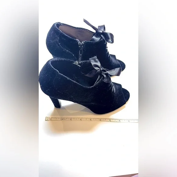 Kelly and Katie Black Heels with Peep Toe Size 8 - Picture 10 of 14